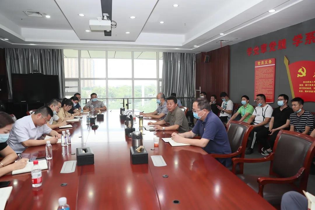 公司召開防汛抗洪工作動員會 會后吳志鋒帶隊巡查堤防(圖2) 公司召開防汛抗洪工作動員會 會后吳志鋒帶隊巡查堤防(圖2)