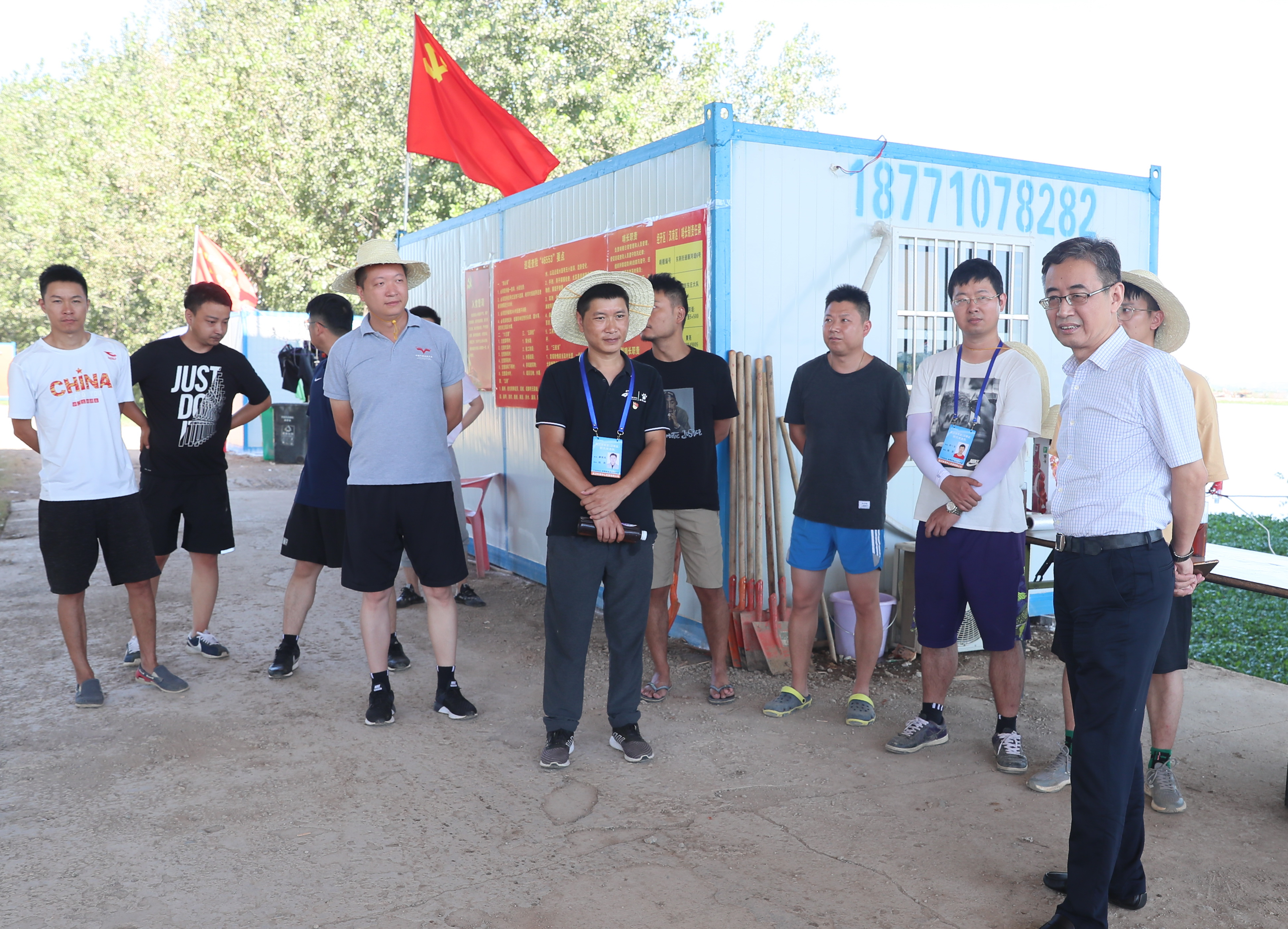 王旗華慰問(wèn)防汛人員