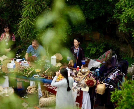 武漢體育中心首屆體育文化節(jié)暨全民健身嘉年華之全民讀書(shū)節(jié)及名家簽贈(zèng)活動(dòng)介紹(圖3) 武漢體育中心首屆體育文化節(jié)暨全民健身嘉年華之全民讀書(shū)節(jié)及名家簽贈(zèng)活動(dòng)介紹(圖3)