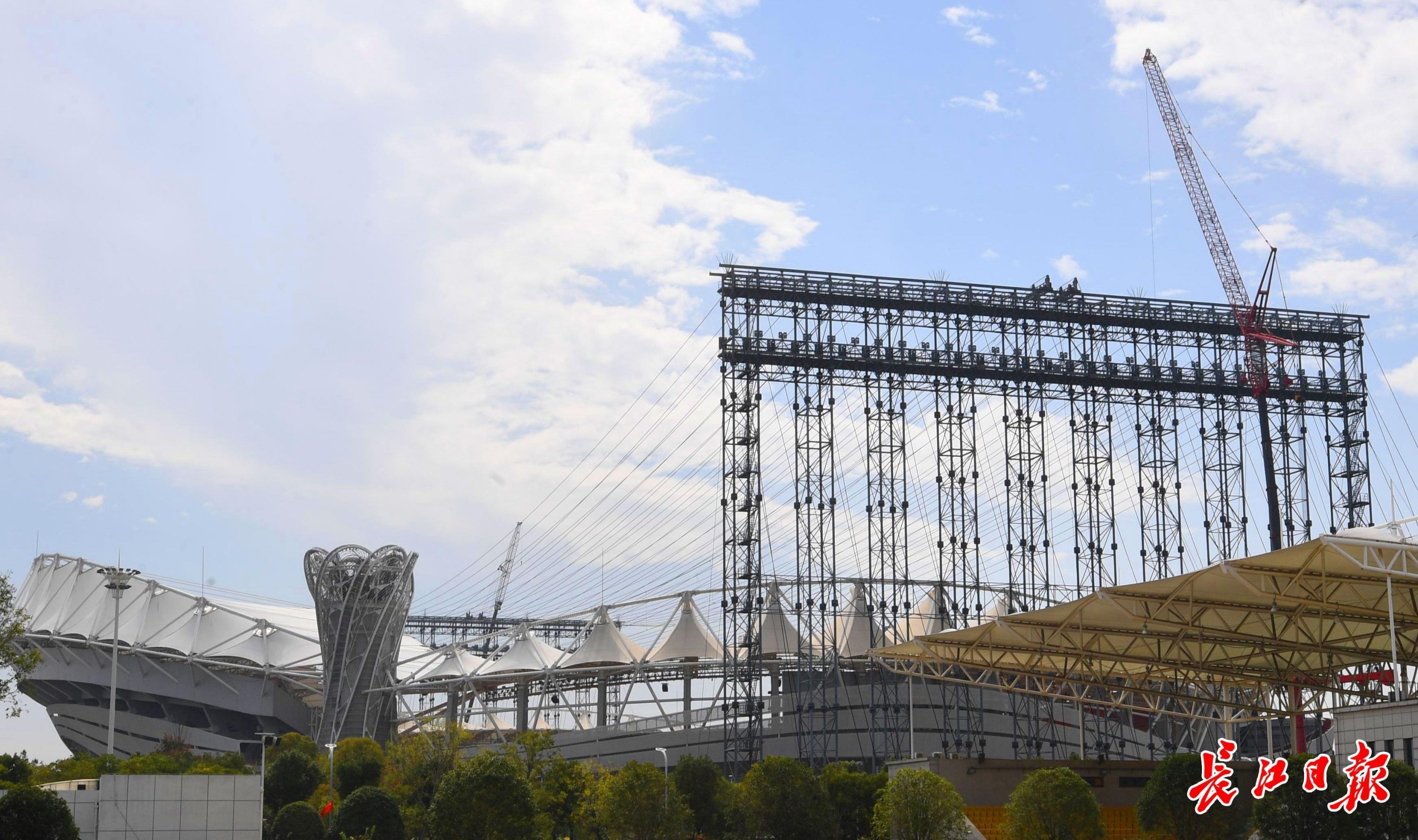 軍運(yùn)會(huì)開幕式“幕后英雄”威亞塔開始拆除，1500噸回收鋼材將建籃球場(chǎng)等(圖5)