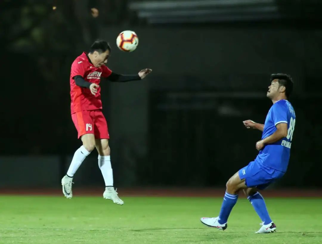 雙冠王來(lái)了 車(chē)都綠茵隊(duì)成功衛(wèi)冕冠軍(圖5) 雙冠王來(lái)了 車(chē)都綠茵隊(duì)成功衛(wèi)冕冠軍(圖5)