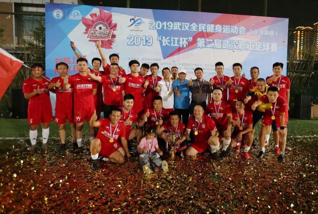 雙冠王來(lái)了 車(chē)都綠茵隊(duì)成功衛(wèi)冕冠軍(圖2) 雙冠王來(lái)了 車(chē)都綠茵隊(duì)成功衛(wèi)冕冠軍(圖2)