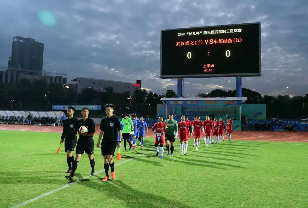 雙冠王來(lái)了 車(chē)都綠茵隊(duì)成功衛(wèi)冕冠軍(圖3) 雙冠王來(lái)了 車(chē)都綠茵隊(duì)成功衛(wèi)冕冠軍(圖3)