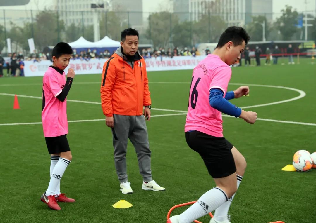 運(yùn)動(dòng)賦能 體教融合|武漢體育中心足球嘉年華暨湖北足球明星公開(kāi)課活動(dòng)圓滿(mǎn)落幕(圖4) 運(yùn)動(dòng)賦能 體教融合|武漢體育中心足球嘉年華暨湖北足球明星公開(kāi)課活動(dòng)圓滿(mǎn)落幕(圖4)