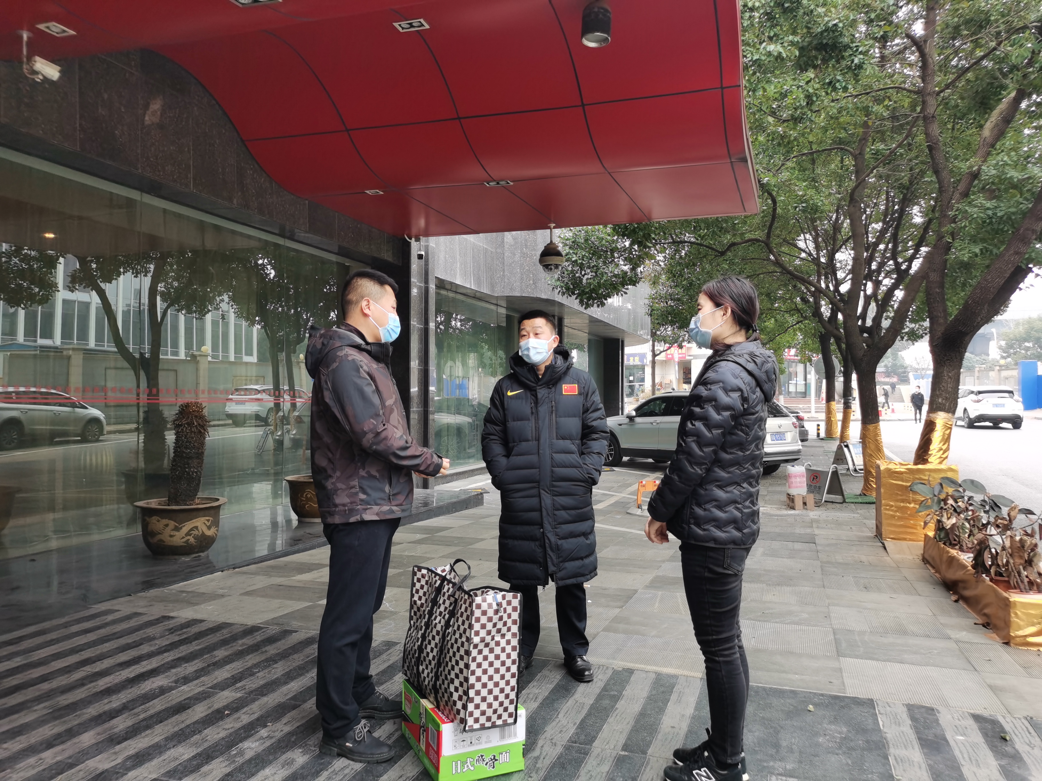 公司領(lǐng)導(dǎo)看望慰問(wèn)派駐防疫點(diǎn)工作員工(圖3) 公司領(lǐng)導(dǎo)看望慰問(wèn)派駐防疫點(diǎn)工作員工(圖3)